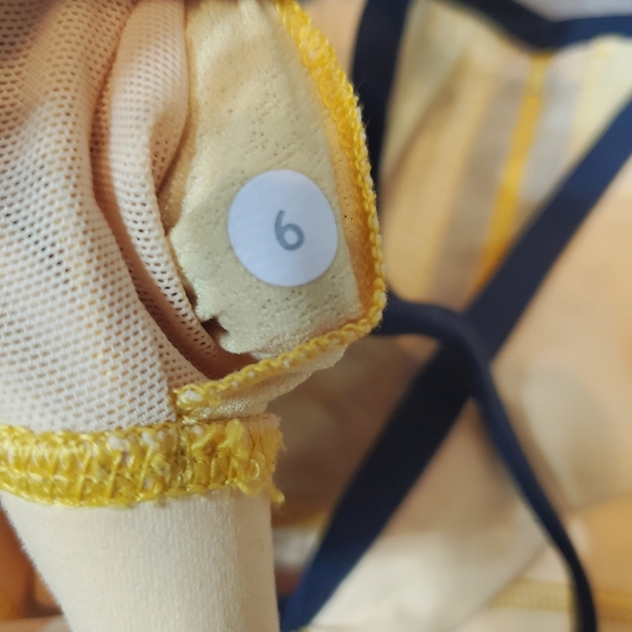 Lululemon Pirouette Bra. Light yellow & black. Non padded. Size 6. - Picture 6 of 6